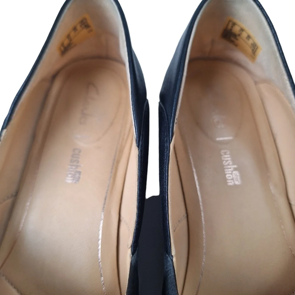 Clarks Pure Tone Sz 7.5 Black Leather Cushioned Slip On Comfy Flats Loafers Shoe